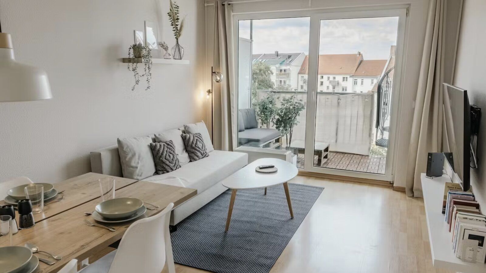 Heller Wohnbereich eines Traber Apartments