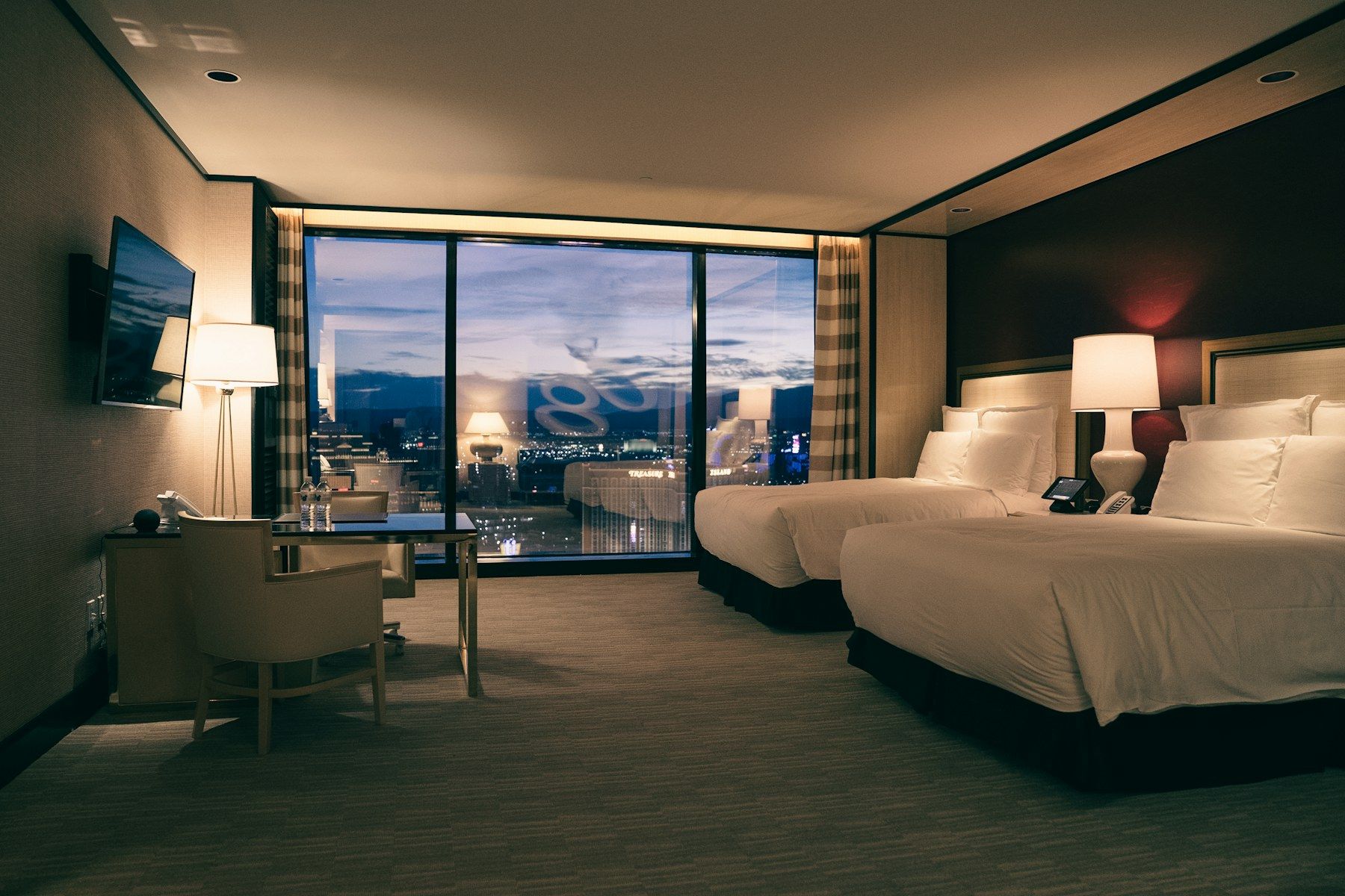 Hotelzimmer mit zwei Betten und Blick auf die Stadt.