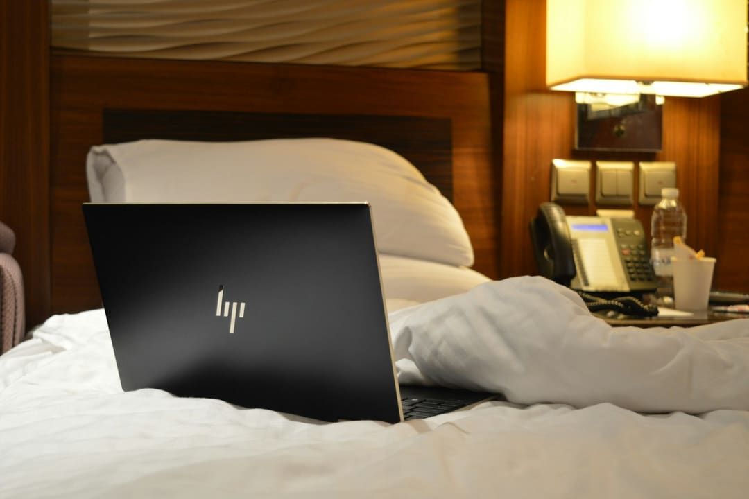 Laptop auf einem Hotelbett als Symbol für digitales Revenue Management.