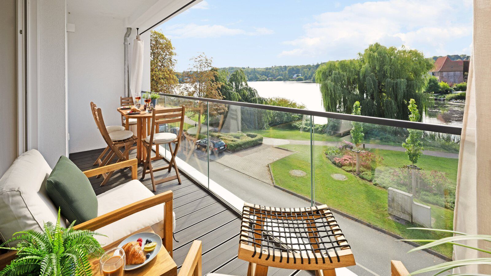 Balkon eines MAISUITES Apartments mit Blick auf den See